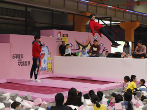 刷爆抖音的小玩子蹦床公园,胆小的不要进,怕您嗨翻天!!!